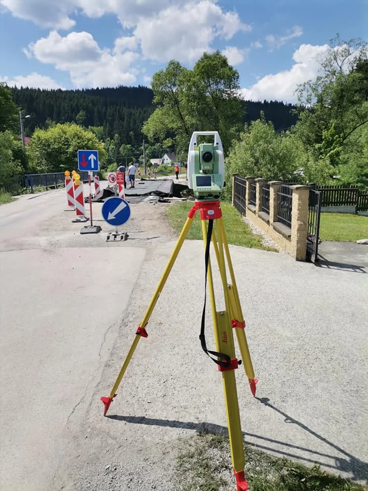 Totálna stanica na statíve pri meraní na ceste. Fotografia z našej práce.