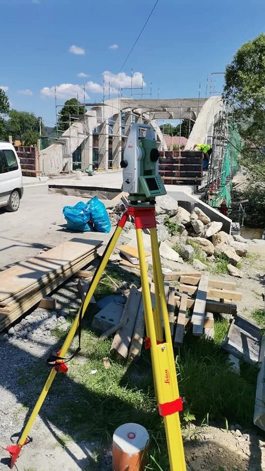 Totálna stanica pri stavbe mosta. Fotografia z našej práce.
